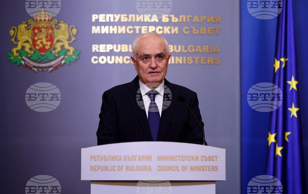 Служебный министр обороны Болгарии Атанас Запрянов выступает на брифинге в Совете министров