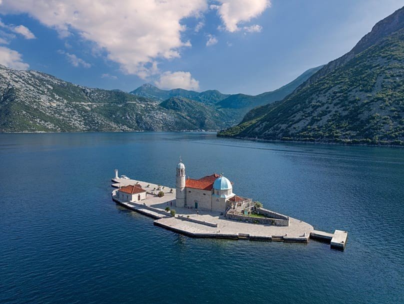 Остров Госпа од Шкрпьела в Которском заливе — одна из самых узнаваемых достопримечательностей Черногории