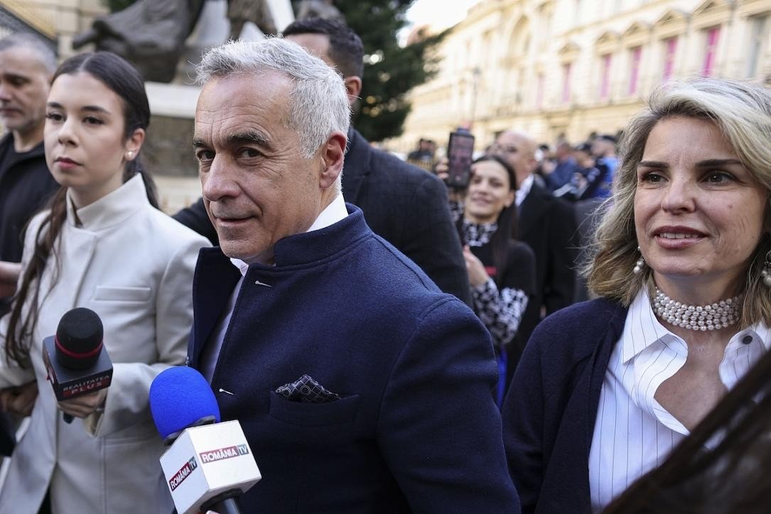 Кэлин Джорджеску с супругой на публичном мероприятии, окружённый журналистами румынских телеканалов