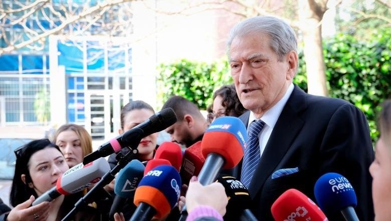 Экс-премьер Албании Сали Бериша даёт комментарии журналистам у здания суда