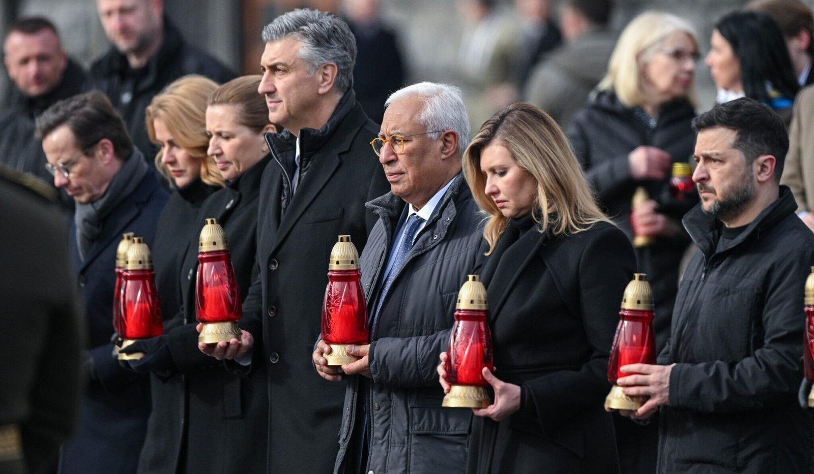 Европейские и балканские лидеры с поминальными лампадами на церемонии солидарности с Украиной в годовщину вторжения. Владимир Зеленский — справа