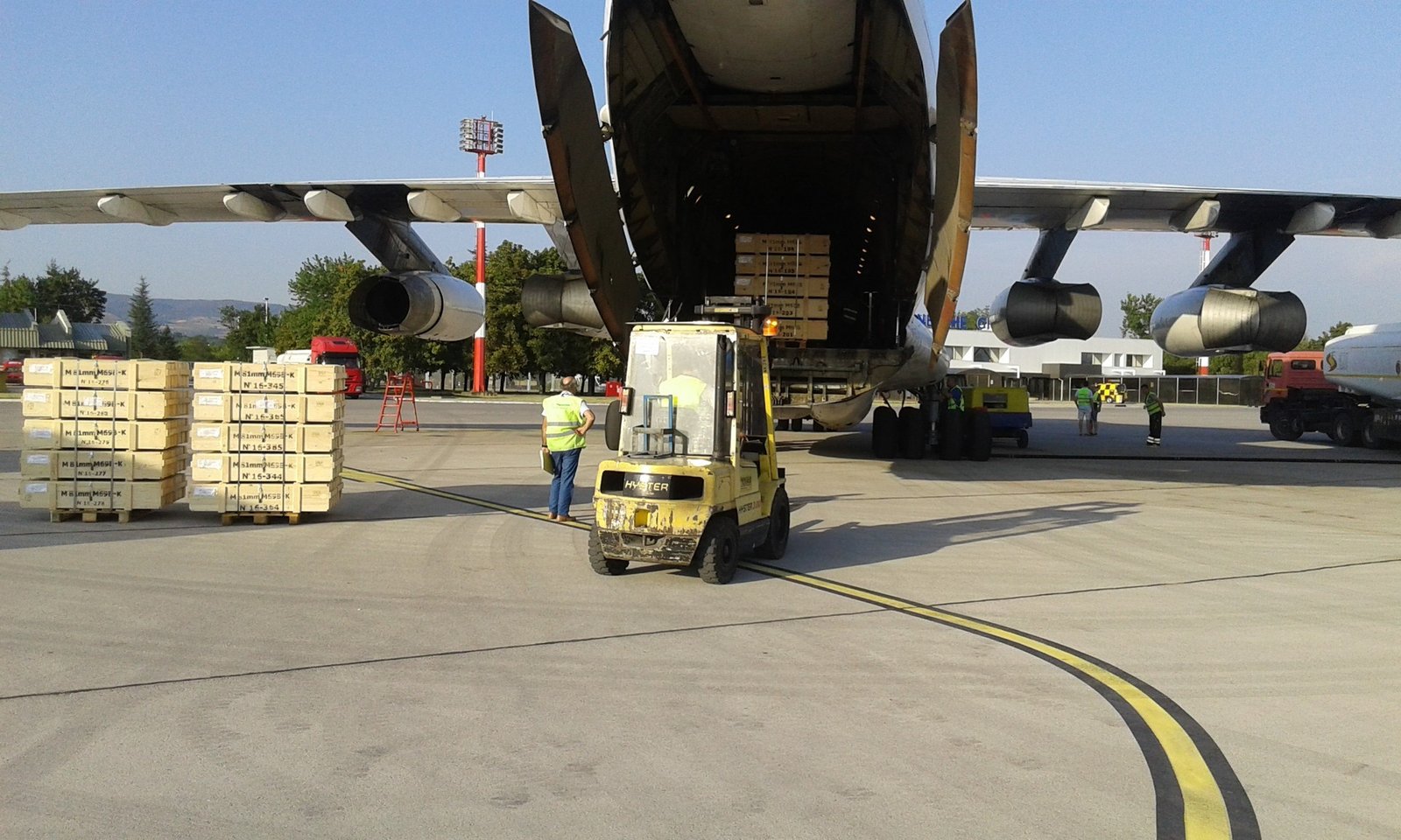 Погрузка ящиков в транспортный самолёт на аэродроме — иллюстрация воздушного коридора для поставок сербских вооружений