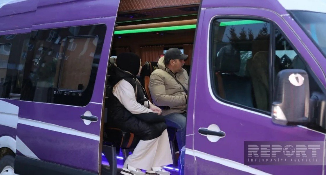 Переселенцы в микроавтобусе перед отправкой в освобождённые районы Карабаха