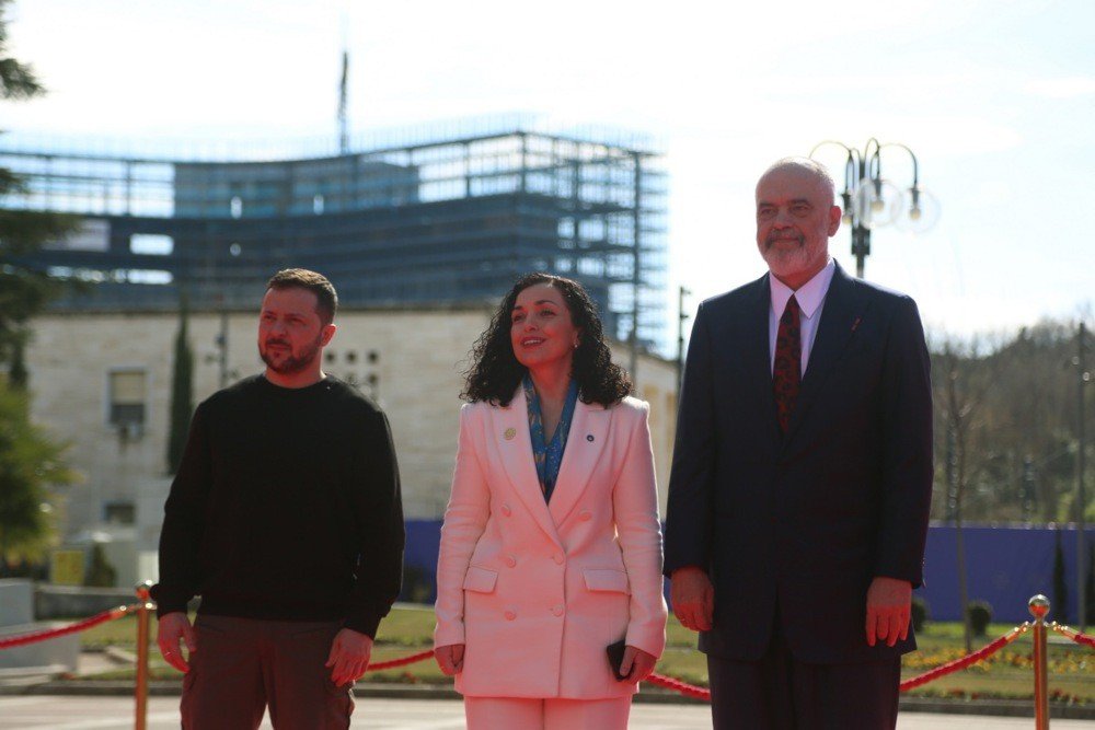 Президент Украины Владимир Зеленский, президент Косова Вьоса Османи и премьер-министр Албании Эди Рама на официальной встрече