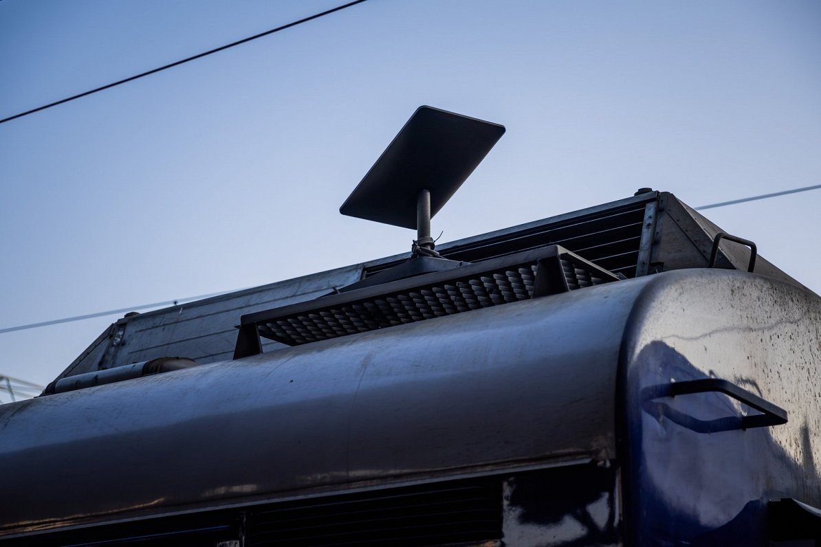 Терминал Starlink, установленный на крыше военной техники