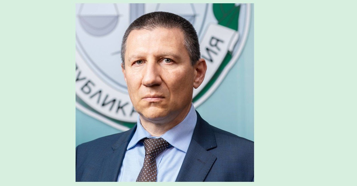 И.о. главного прокурора Болгарии Борислав Сарафов на фоне герба прокуратуры Республики Болгария