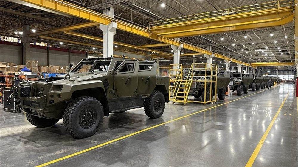 Рабочий проводит осмотр бронемашины Cobra II на конвейере завода Otokar перед отправкой заказчику