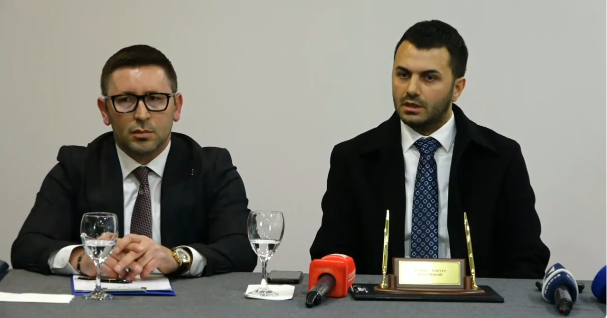 Адвокаты Муса Дамати и Бурим Халили на пресс-конференции после оправдания депутатов по делу о газе в Ассамблее Косово