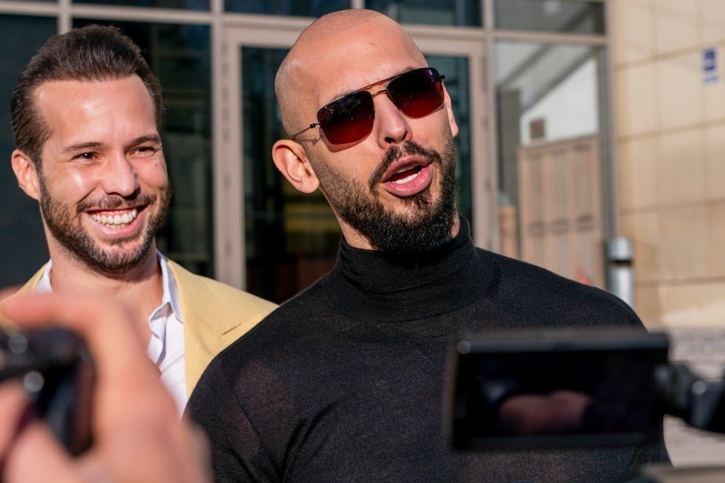 Эндрю и Тристан Тейт у здания суда в Бухаресте в окружении журналистов — Румыния стала ключевой декорацией для истории о «маносфере»