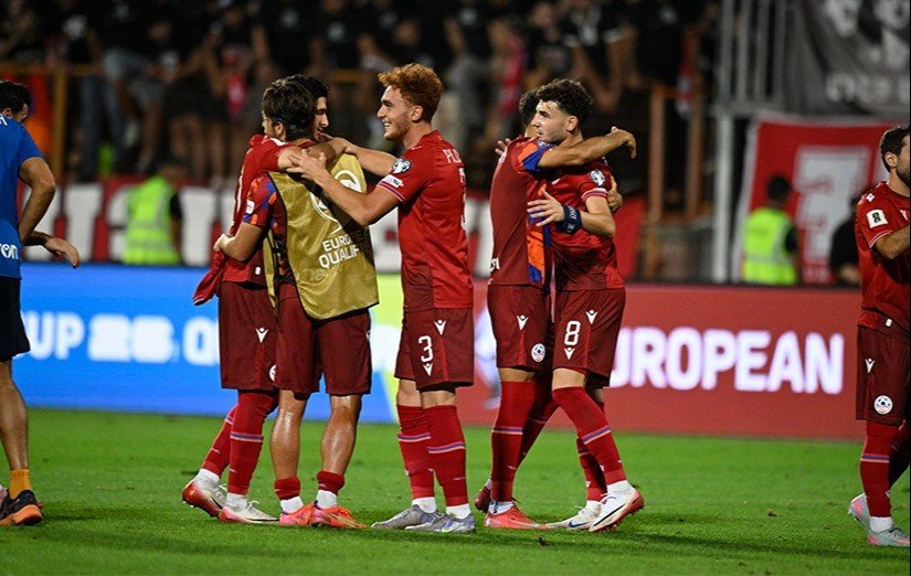 Игроки сборной Армении обнимаются после успешного матча на стадионе