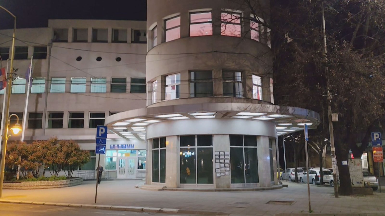 Здание Скупщины города Ниша в вечернем освещении — в Нише также прошли Дни еУправе