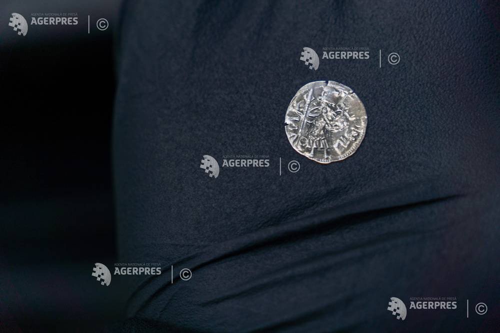 Серебряная монета из клада Мирчи Старого крупным планом — лицевая сторона с изображением правителя