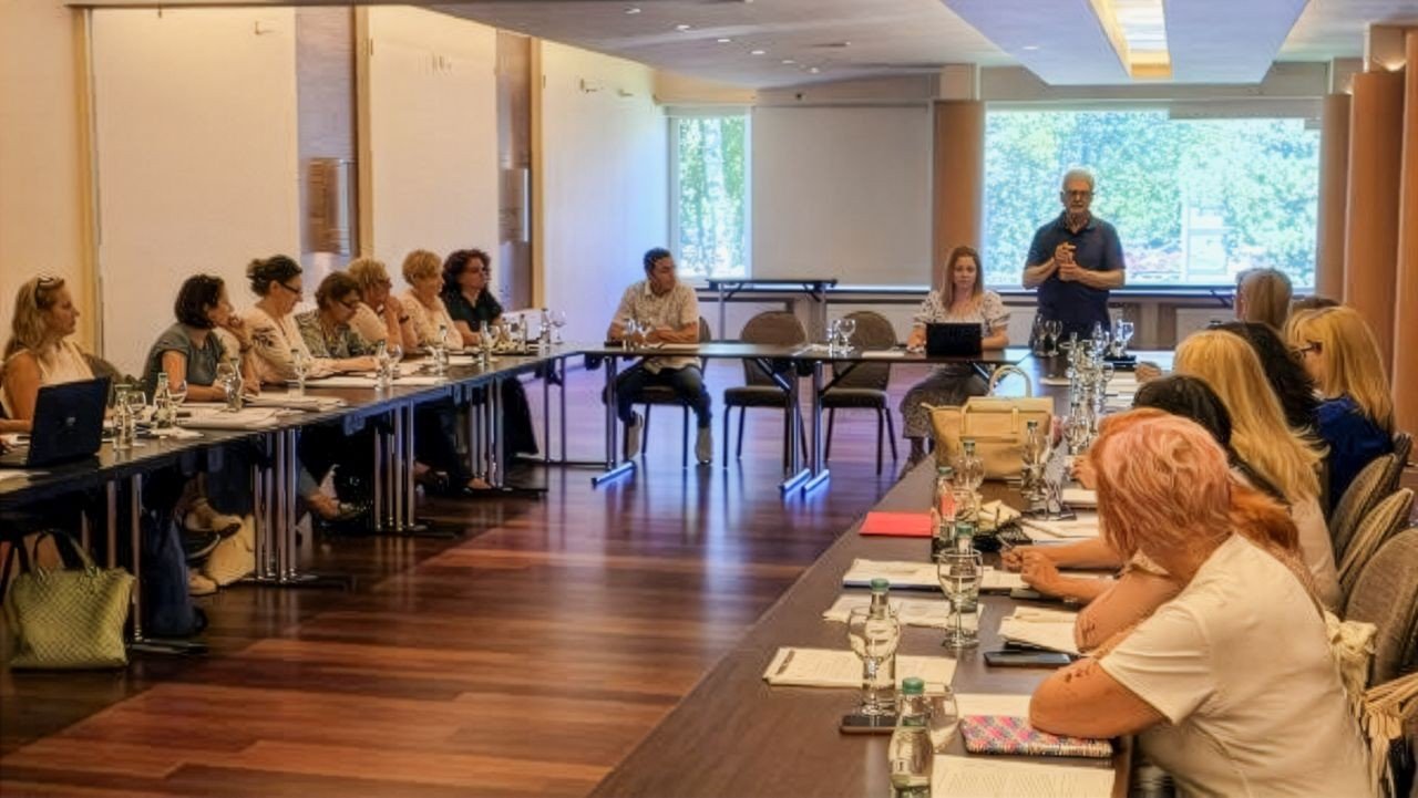 Участники профессионального семинара для медицинских работников в конференц-зале