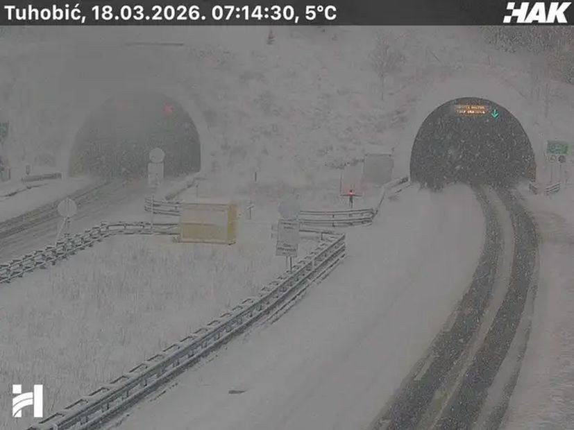 Заснеженная автомагистраль у тоннеля Тухобич на побережье Хорватии — камера дорожной службы фиксирует сложные зимние условия на трассе