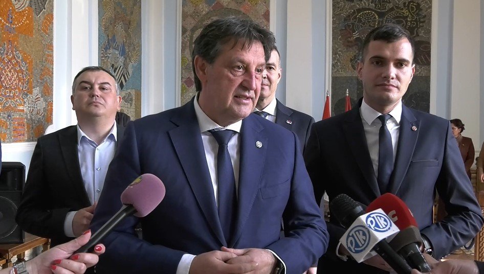 Министр обороны Сербии Братислав Гашич на пресс-конференции после подписания меморандума о сотрудничестве с делегацией провинции Шаньдун