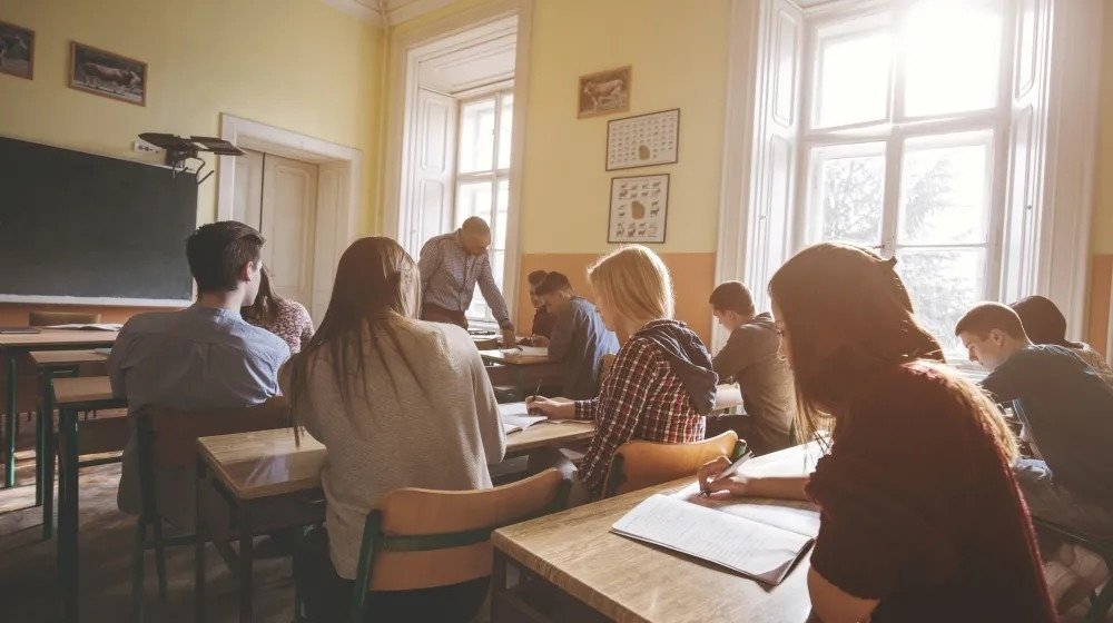 Школьники на уроке в классе — именно учащиеся средних школ стали участниками исследования ESPAD