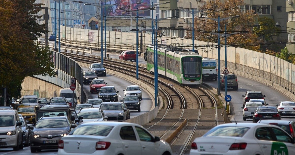 Плотный автомобильный поток и трамвай на одной из магистралей Бухареста