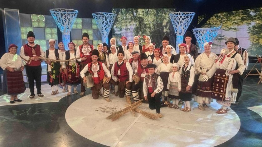 Большая группа исполнителей болгарского фольклора в разнообразных традиционных костюмах из разных регионов страны