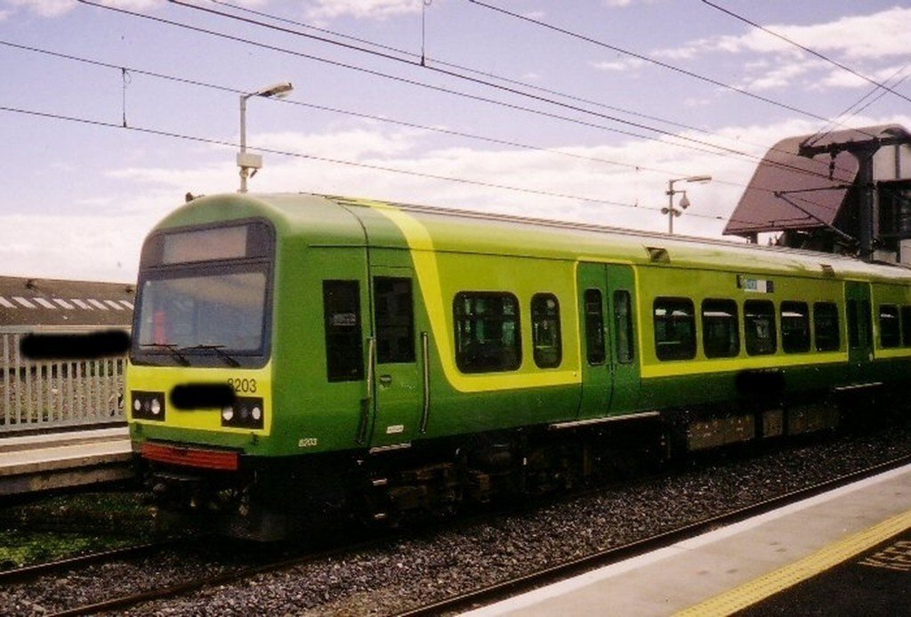 Пассажирский электропоезд на станции — иллюстрация к тендеру на метрополитенские поезда для Клужа