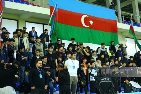 Болельщики с флагами Азербайджана на трибунах во время матча FIFA Series-2026