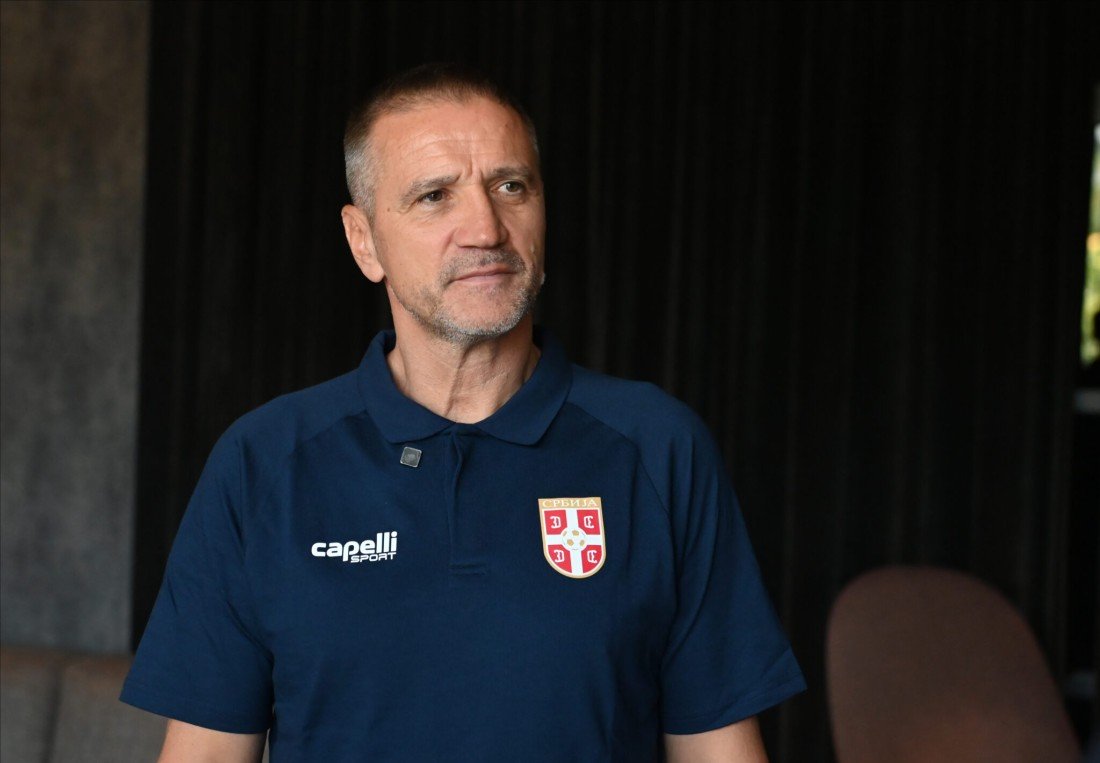 Главный тренер молодёжной сборной Сербии Зоран Миркович в форме Футбольного союза Сербии