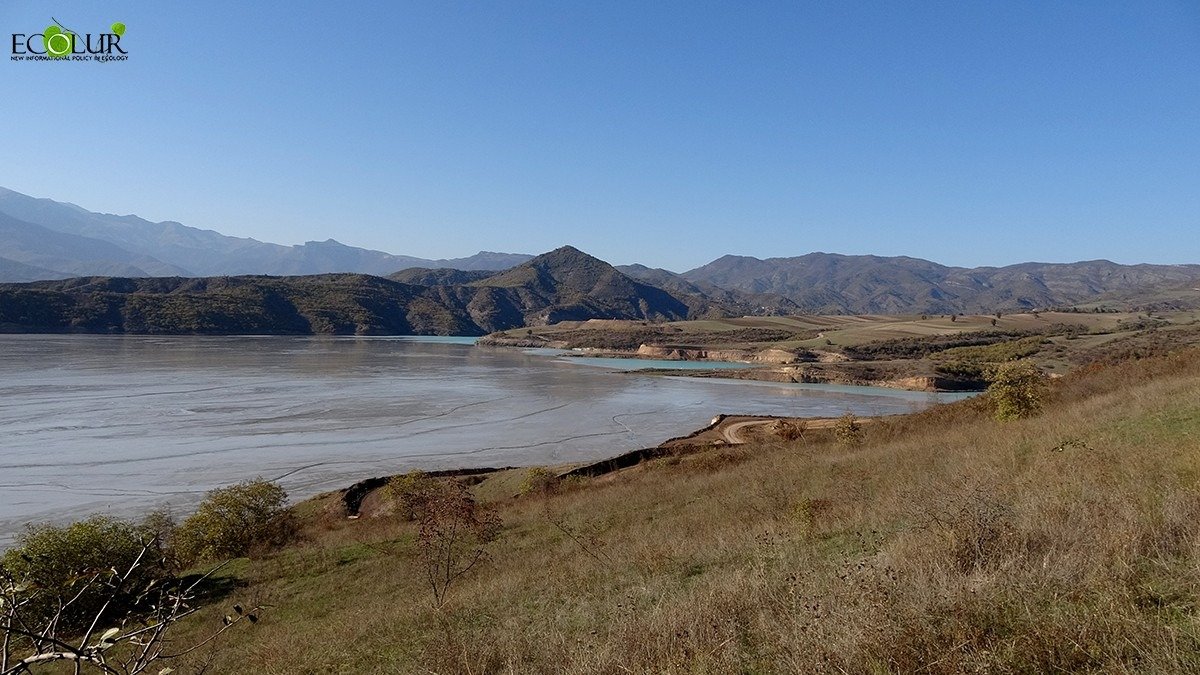 Панорама Арцваникского хвостохранилища — крупнейшего объекта горнодобывающих отходов в регионе Сюник