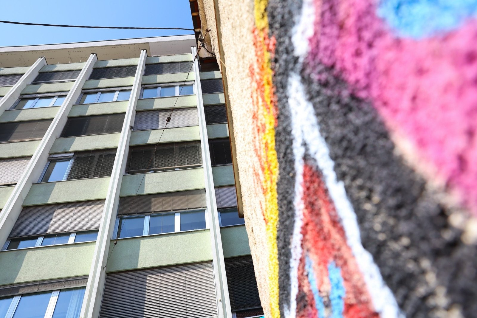 Modernist building exterior with colorful graffiti wall. Фото: 24ur.com