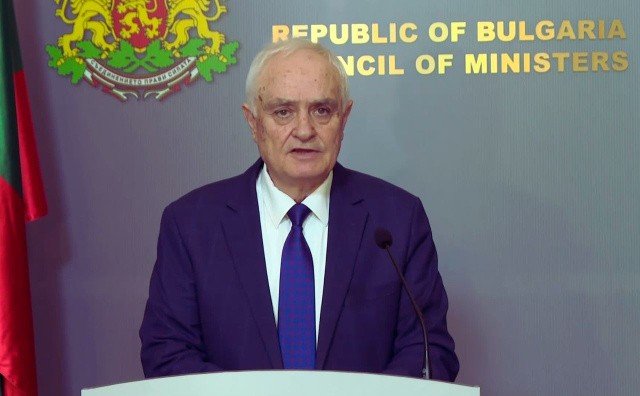 Болгарский официальный представитель выступает на пресс-конференции Совета министров Республики Болгария