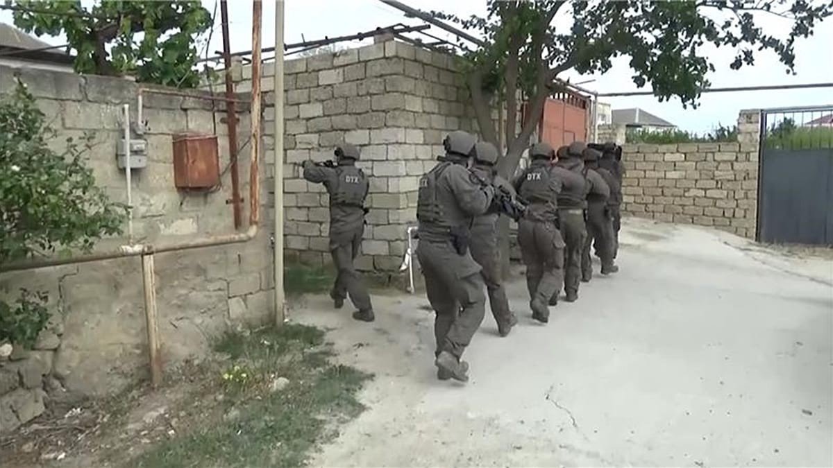 Бойцы спецподразделения ДТХ Азербайджана проводят спецоперацию по задержанию подозреваемых