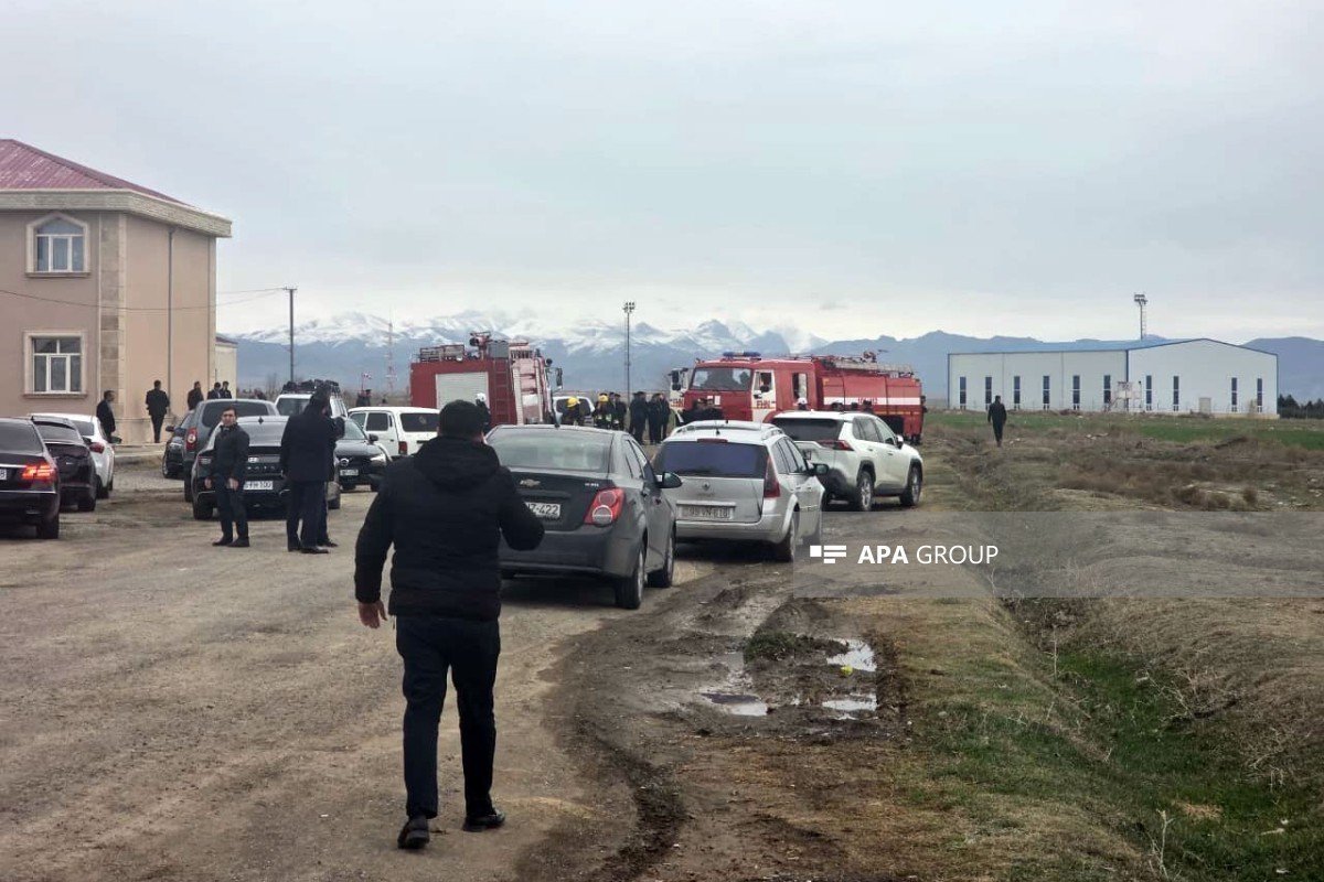 Спасательные службы и пожарные машины возле школы, где упал дрон, на фоне гор. Фото: APA Group