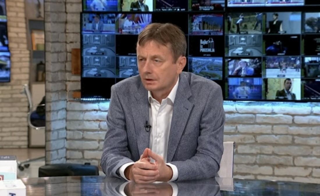 Сербский министр Дарко Глишич в телевизионной студии во время интервью