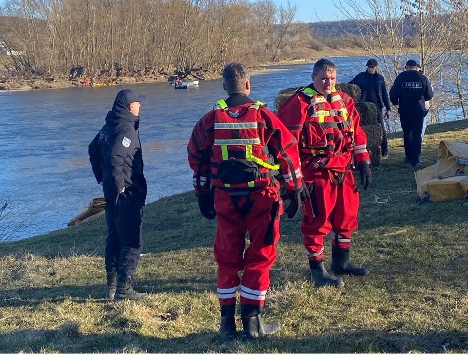 Сотрудники Генерального инспектората по чрезвычайным ситуациям Молдовы координируют ликвидацию нефтяного загрязнения на Днестре