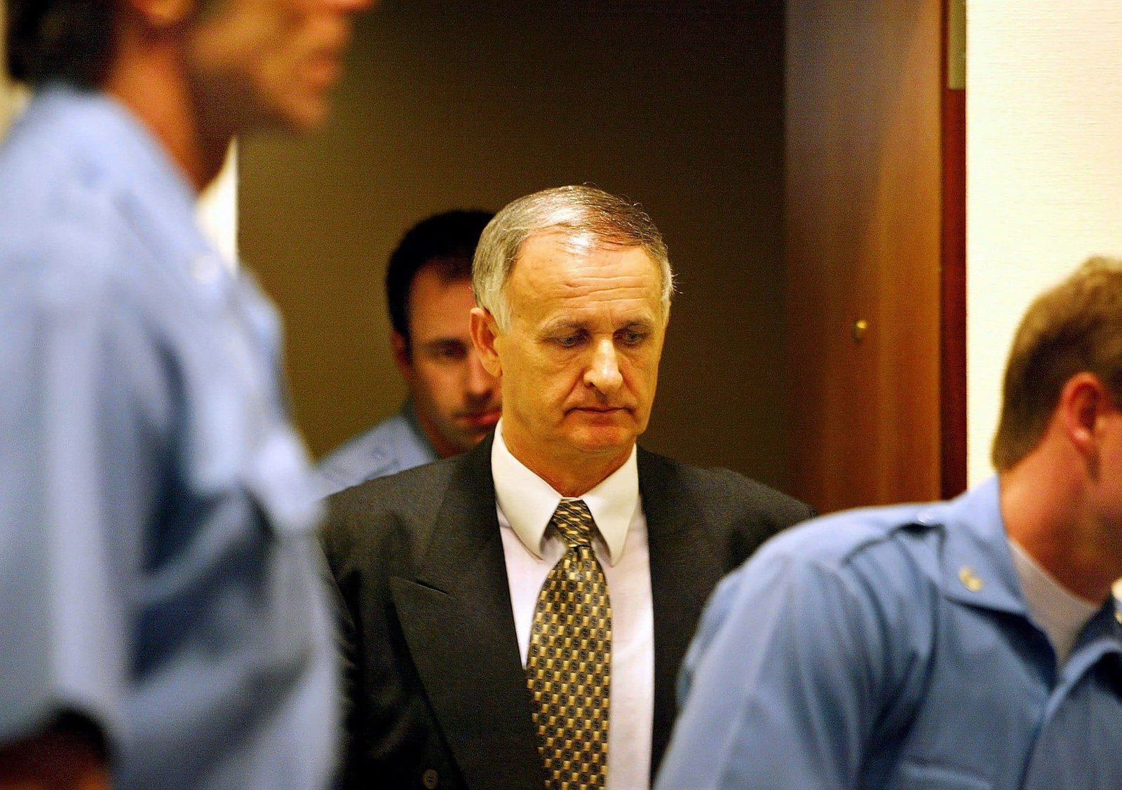 Радислав Крстич в сопровождении охраны в зале Международного уголовного трибунала