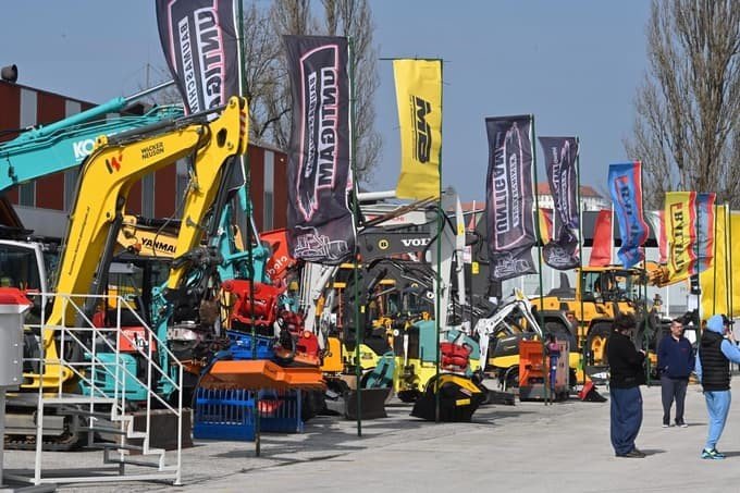 Строительная техника на открытой площадке выставки Megra