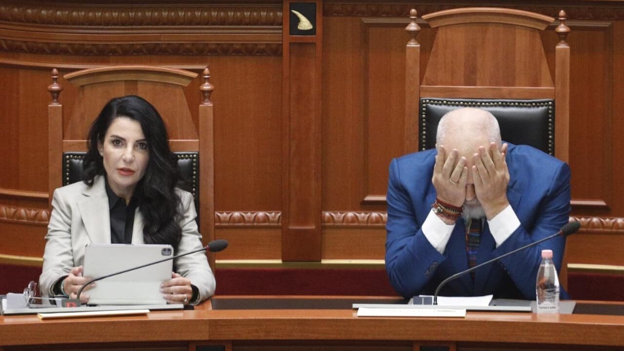 Спикер парламента Албании и премьер Эди Рама, закрывающий лицо руками во время заседания