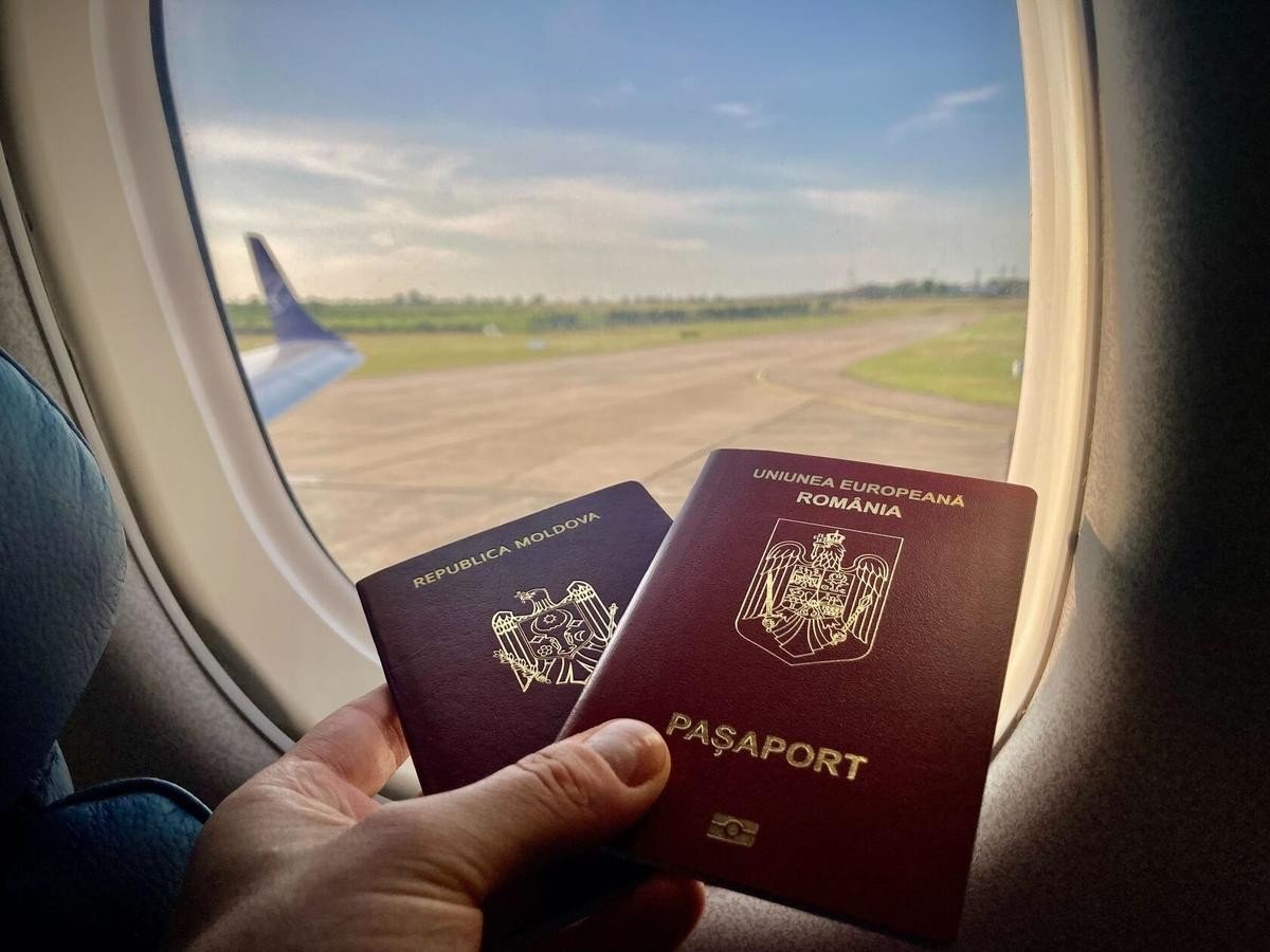 Молдавский и румынский паспорта в руке у иллюминатора самолёта — двойное гражданство как повседневная реальность приграничных жителей