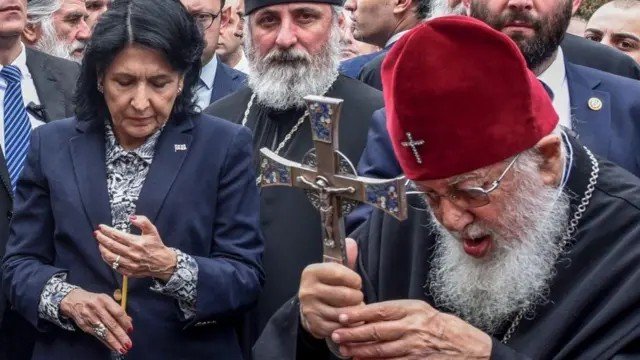Президент Грузии Саломе Зурабишвили рядом с Патриархом Илией II в окружении духовенства