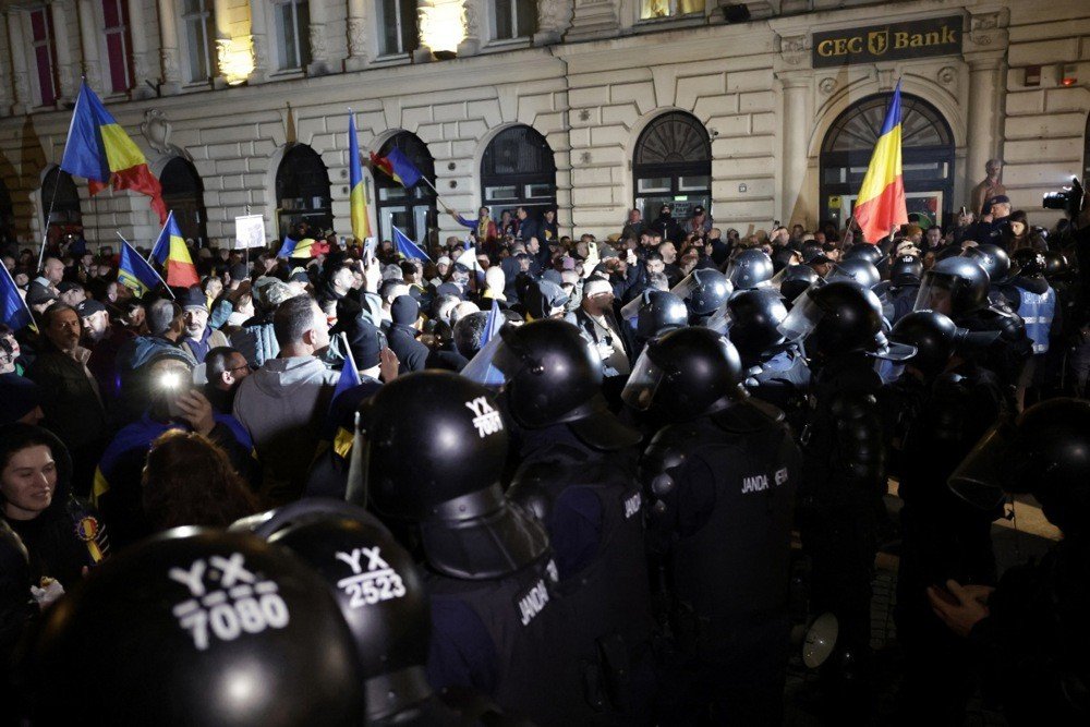 Ночной протест в Бухаресте с румынскими флагами и жандармами в касках