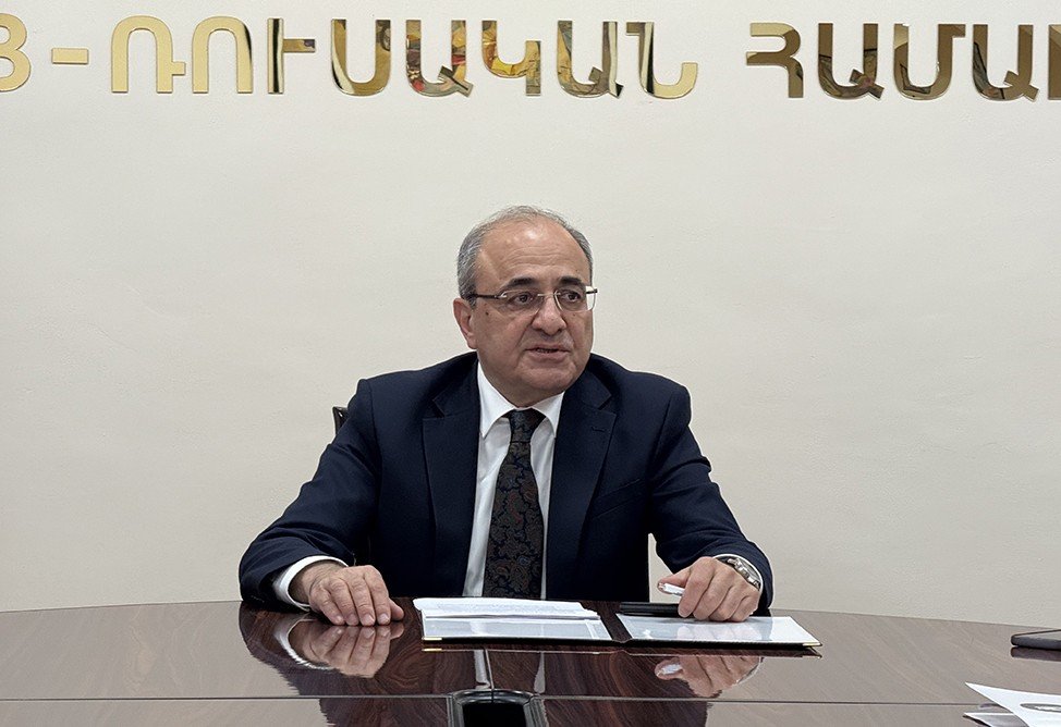 Ректор РАУ Эдвард Сандоян выступает в Российско-Армянском университете, на заднем плане виден армянский текст. Фото: NewsArmenia