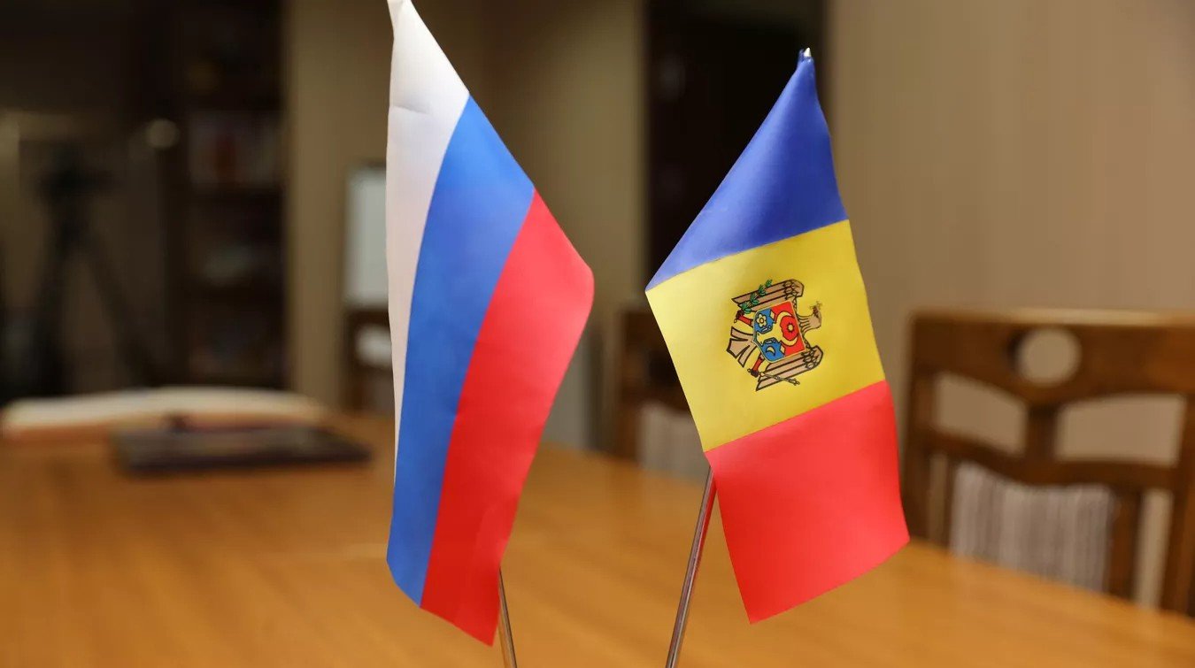 Флаги России и Молдовы на столе переговоров