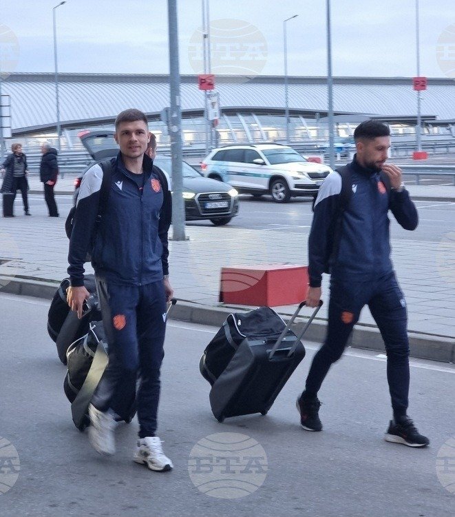 Футболисты сборной Болгарии с багажом прибывают в аэропорт Индонезии перед началом турнира FIFA Series 2026