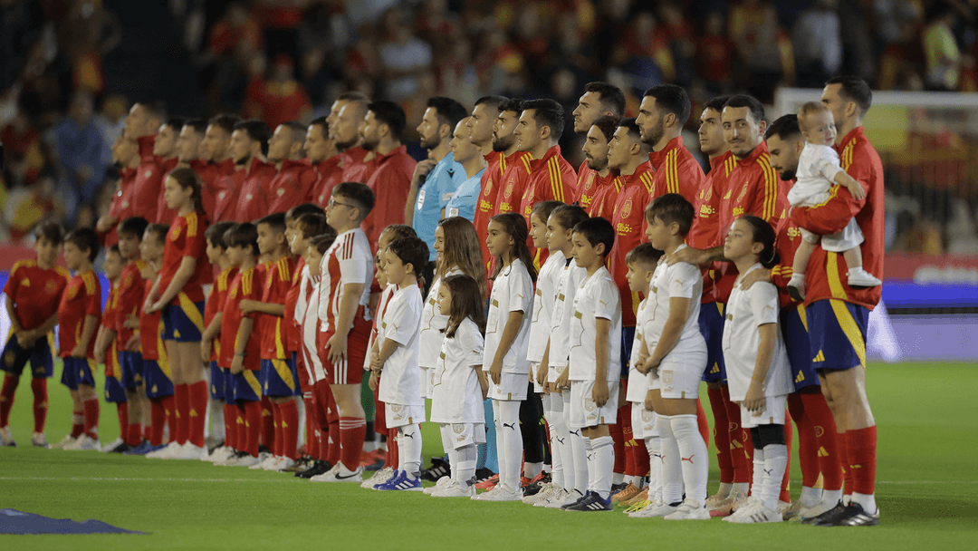 Сборные Испании и Сербии выстроились перед началом товарищеского матча на стадионе «Ла Серамика» в Вильярреале