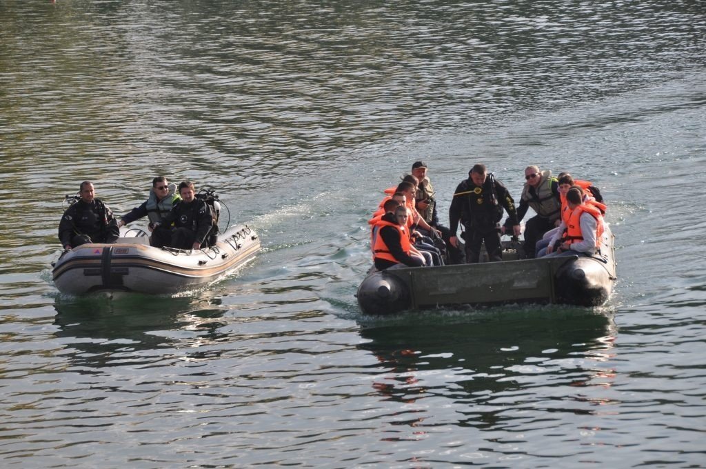 Две надувные спасательные лодки с водолазами и спасателями во время учений по спасению на воде. Фото: CZRS