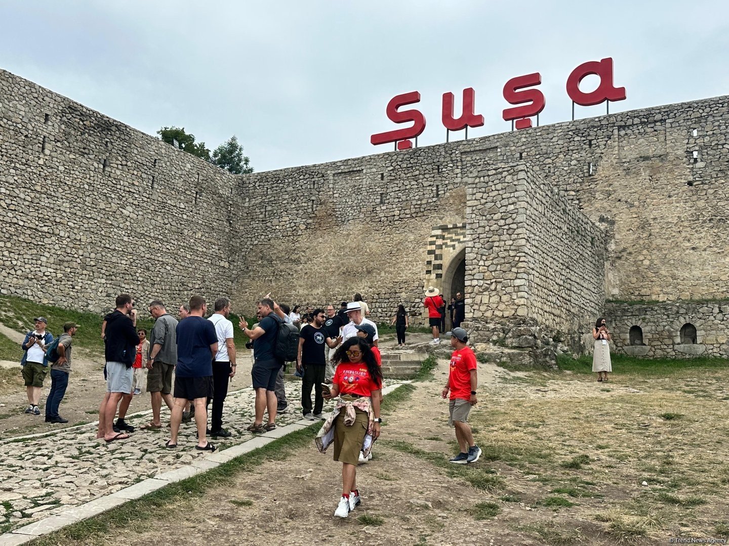 Посетители у стен исторической крепости Шуша — символа восстановления освобождённых территорий