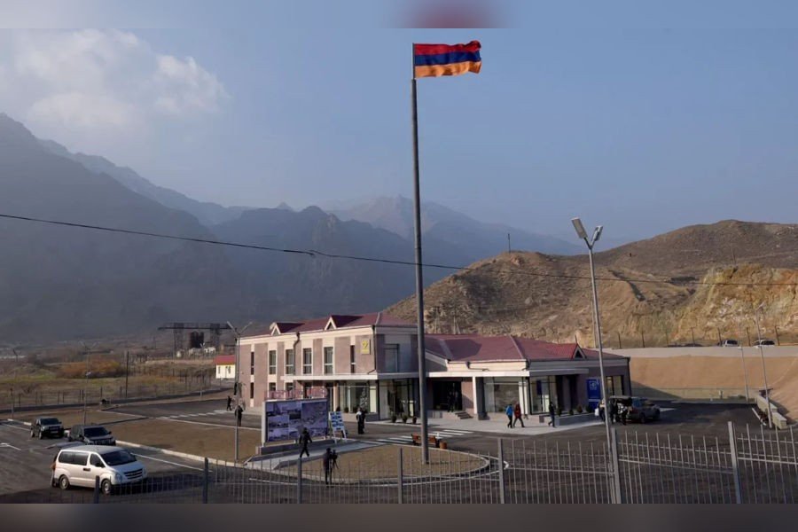 Пограничный пункт на армяно-иранской границе с флагом Армении на фоне гор. Фото: Armenian Weekly