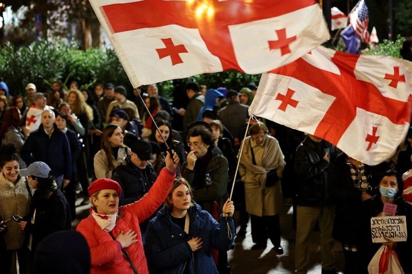 Протестующие с грузинскими флагами во время ночной акции в Тбилиси. Фото: Kyiv Post