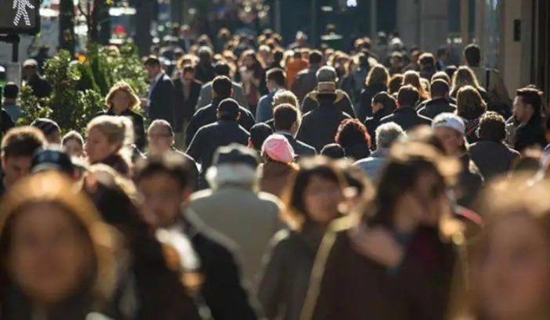 Пешеходы на оживлённой улице — общественное мнение и настроения граждан. Фото: Public Radio of Armenia