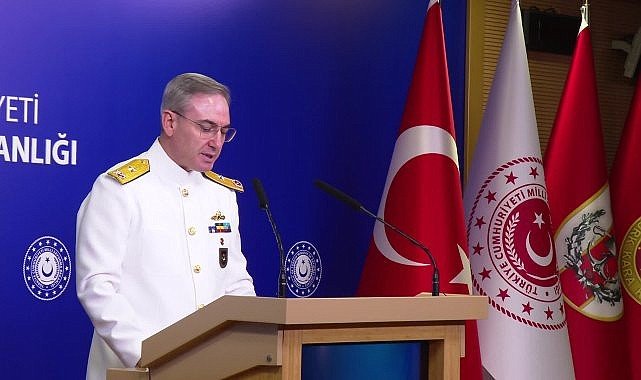 Официальный представитель Минобороны Турции контр-адмирал Зеки Актюрк на пресс-конференции. Турция заявила, что «не будет колебаться» в защите турецких киприотов. Фото: Cyprus Mail