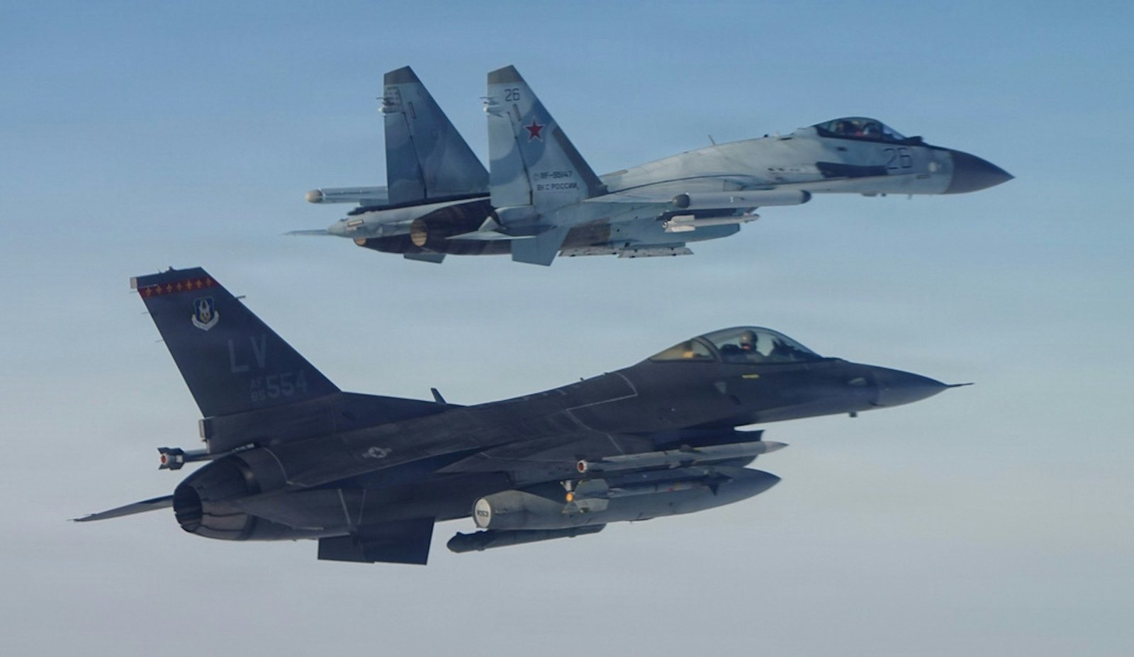 Российский истребитель Су-27 и американский F-16 в воздухе — символ противостояния систем ПВО. Фото: Euronews Romania