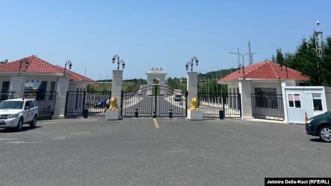 Ворота лагеря «Ашраф-3» — базы иранской оппозиции (МЕК) в Албании. Фото: RFE/RL